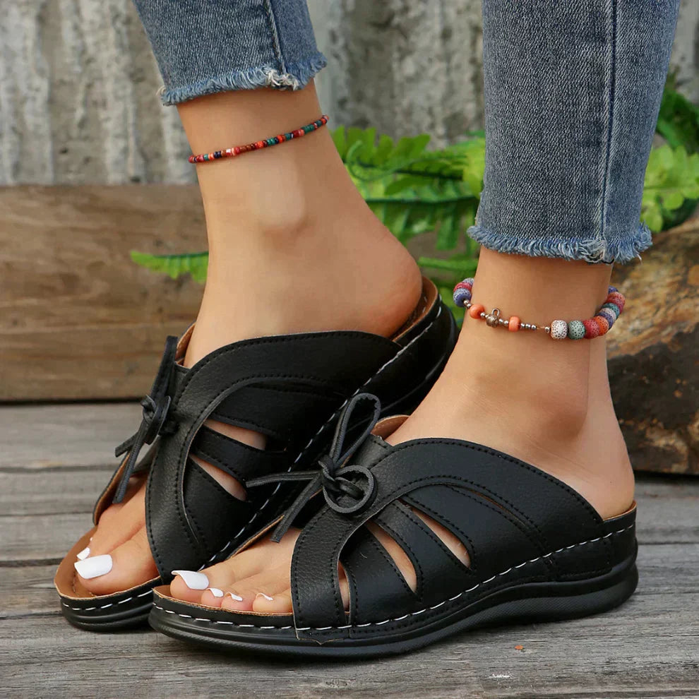 Orthopädische High-Heel-Sandale mit rundem Knopf – Mirella