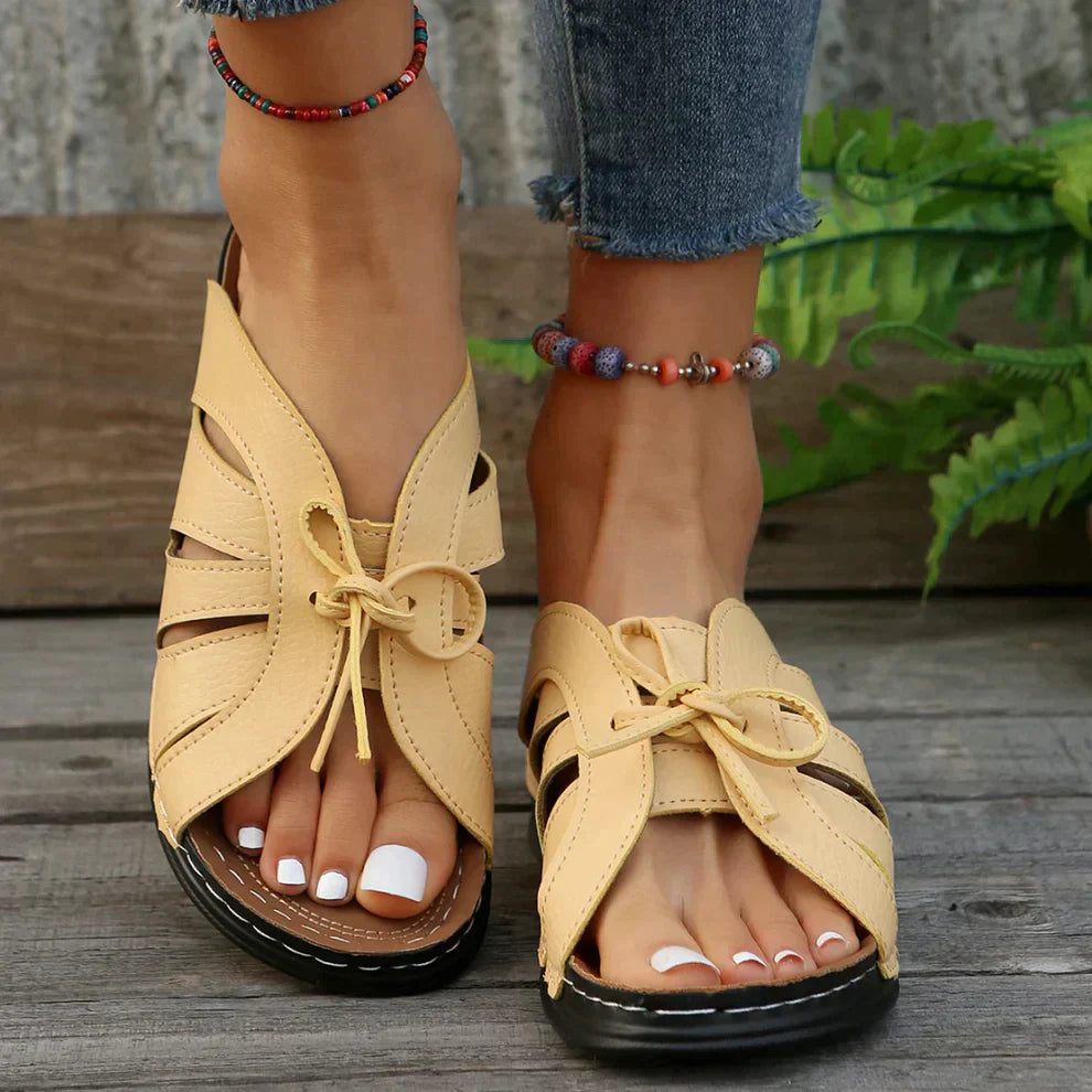 Orthopädische High-Heel-Sandale mit rundem Knopf – Mirella