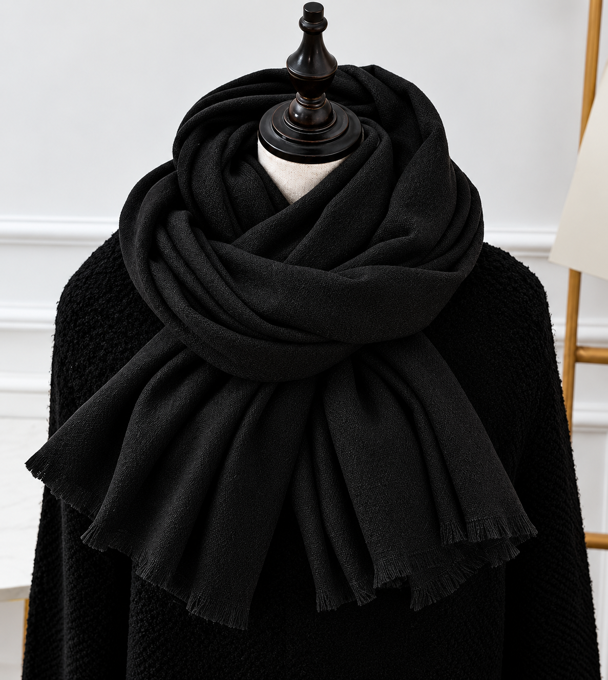 Schwarzer Schal mit kurzen Fransen, auf der Schaufensterpuppe über schwarzem Strickpullover drapiert 3