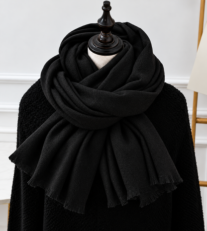 Schwarzer Schal mit kurzen Fransen, auf der Schaufensterpuppe über schwarzem Strickpullover drapiert 3