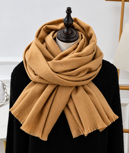 Senfgelber Schal mit Fransenabschluss, locker um den Hals der Schaufensterpuppe gelegt, schwarzer Pullover darunter 5