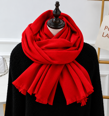 Leuchtend roter Schal mit Fransenkanten, um die Schaufensterpuppe geschlungen, dazu ein schwarzer Strickpullover 8