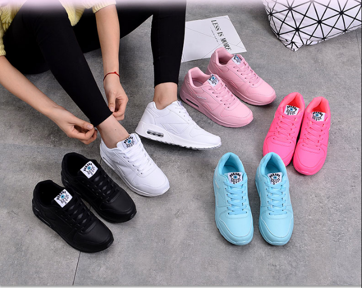 Die Schuhe in Schwarz, Weiß, Rosa, Pink und Hellblau nebeneinander, ein Model bindet den weißen Schuh 4