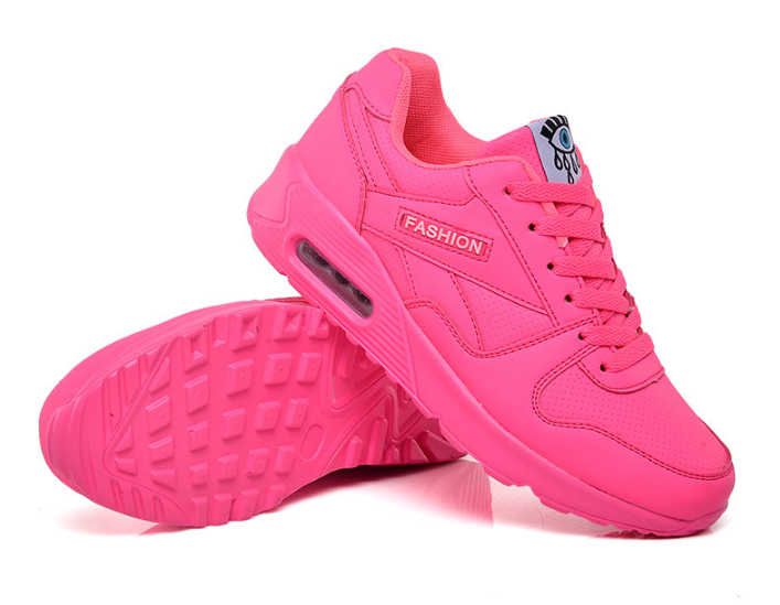 Pinker Sneaker mit sichtbarem Luftpolster in der Seitenansicht, daneben die profilierte Laufsohle eines zweiten Schuhs 7
