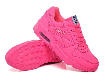 Pinker Sneaker mit sichtbarem Luftpolster in der Seitenansicht, daneben die profilierte Laufsohle eines zweiten Schuhs 7
