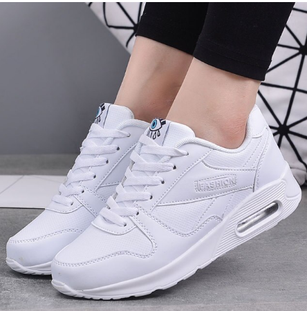Weiße Sneaker mit Luftpolster-Sohle und Schnürung, getragen zu schwarzer Leggings in Schrägansicht 9