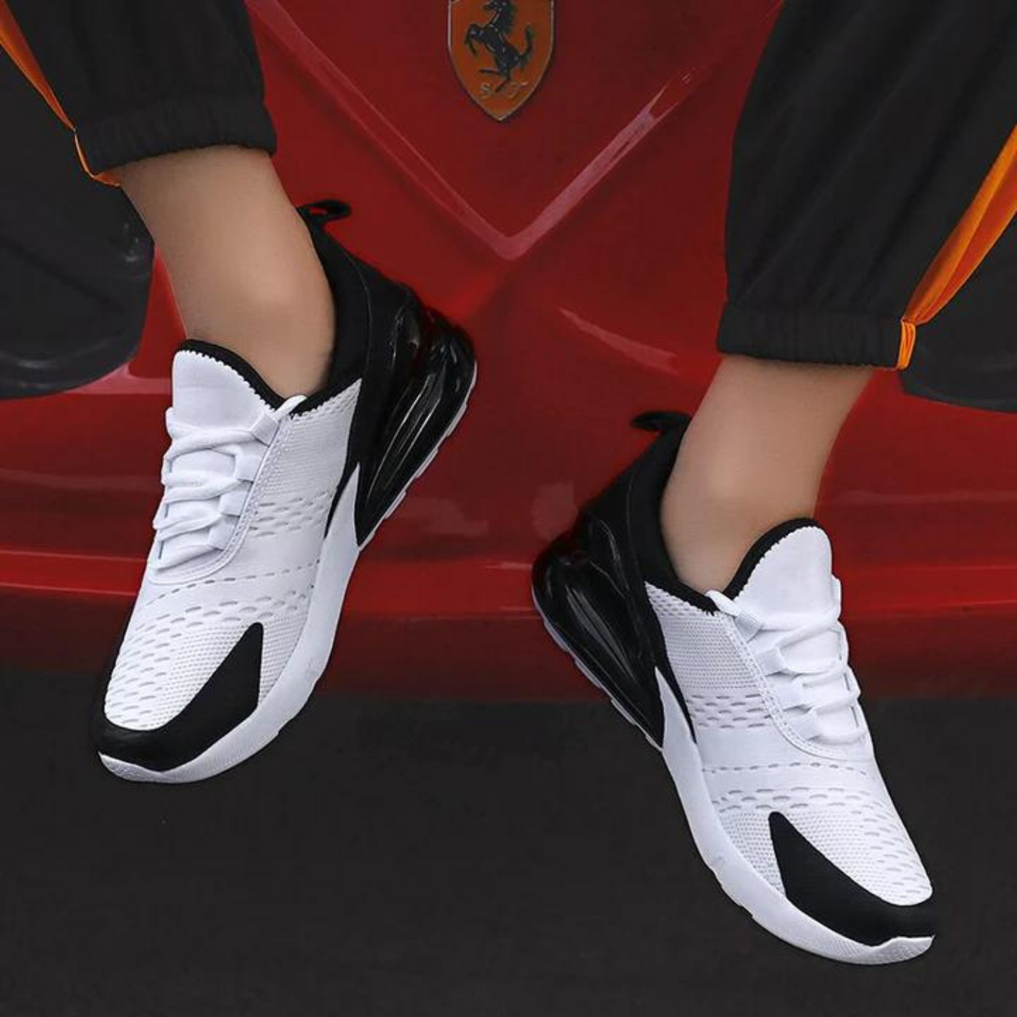 Weiße Unisex-Sneaker, atmungsaktiv, sportlich, mit schwarzem Akzent, ideal für Freizeit und Sport.