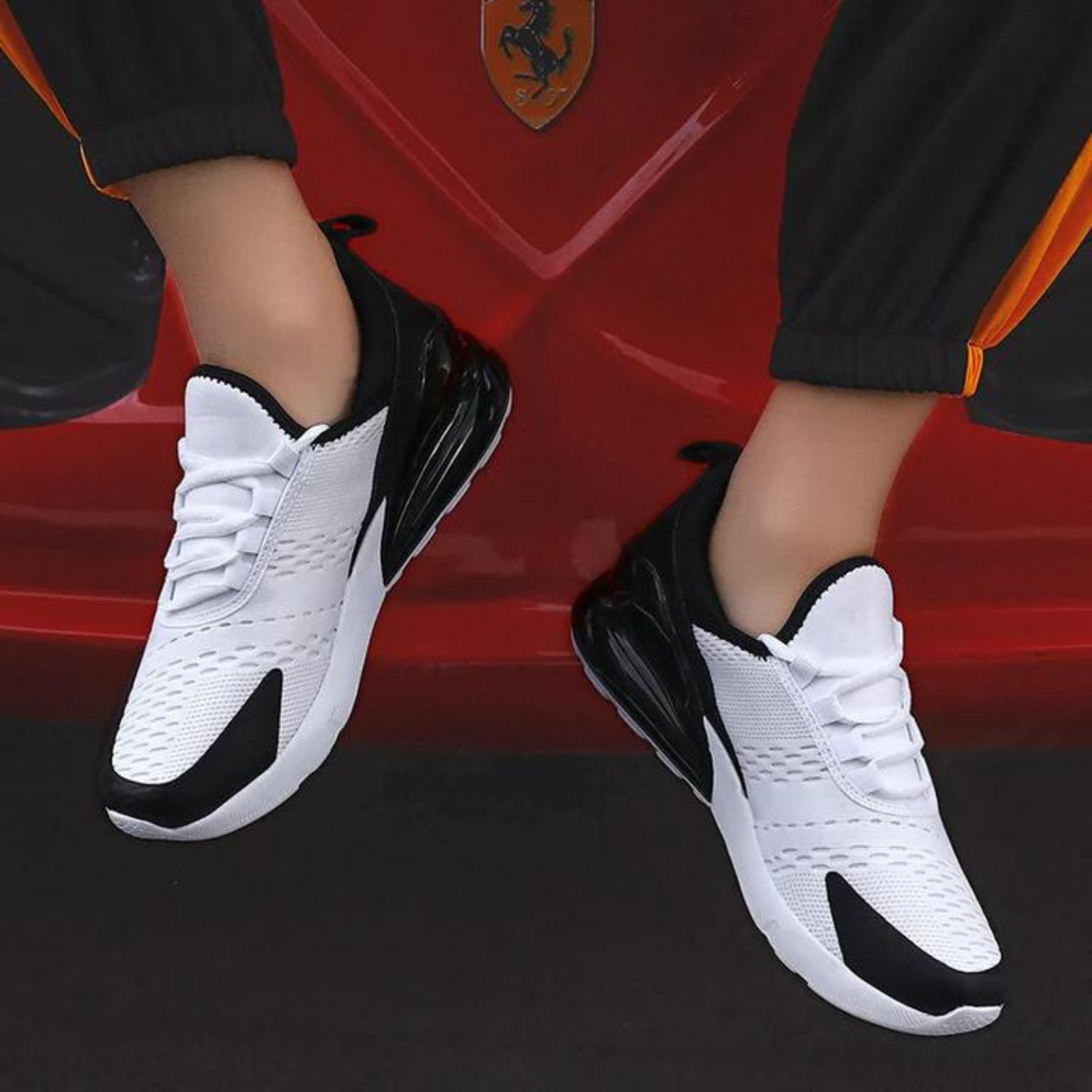 Weiße Unisex-Sneaker, atmungsaktiv, sportlich, mit schwarzem Akzent, ideal für Freizeit und Sport.