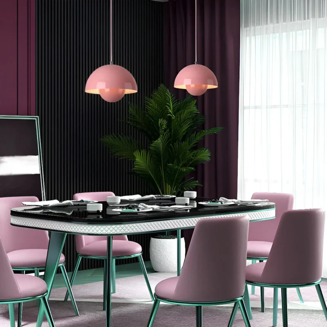 Runder Esstisch mit rosa Stühlen, modernen Pendelleuchten, Pflanzen, lila Vorhängen im Esszimmer.