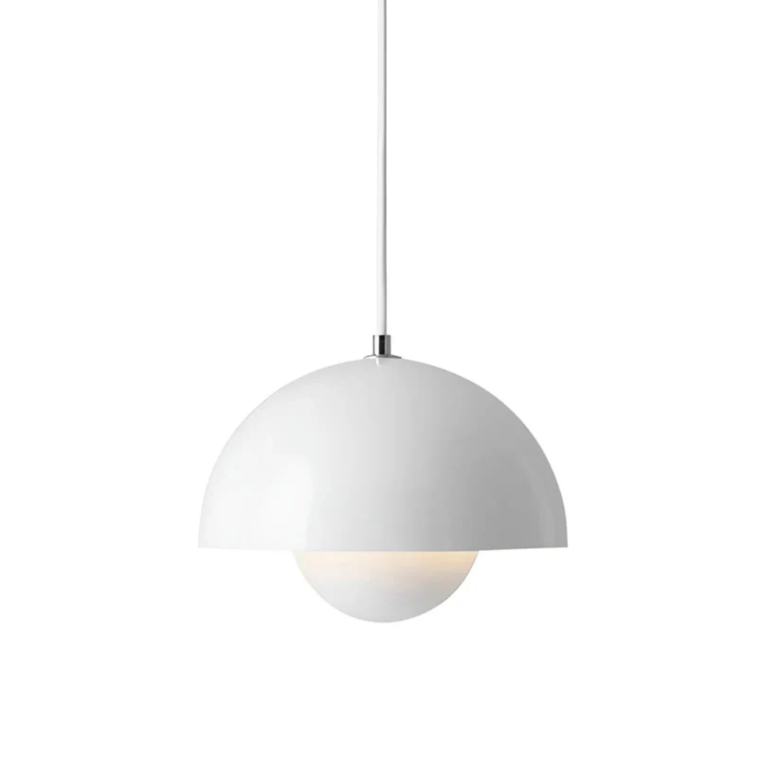 Weiße Pendelleuchte, runder Schirm, modernes Design, Innenbeleuchtung, minimalistisch.