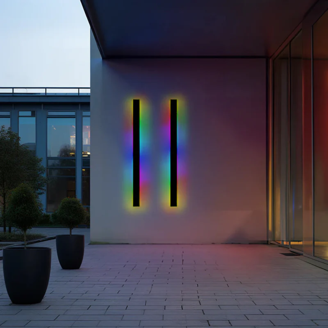 Moderne LED-Wandleuchten, vertikal, mehrfarbig, Außenbereich, minimalistisch, energiesparend.