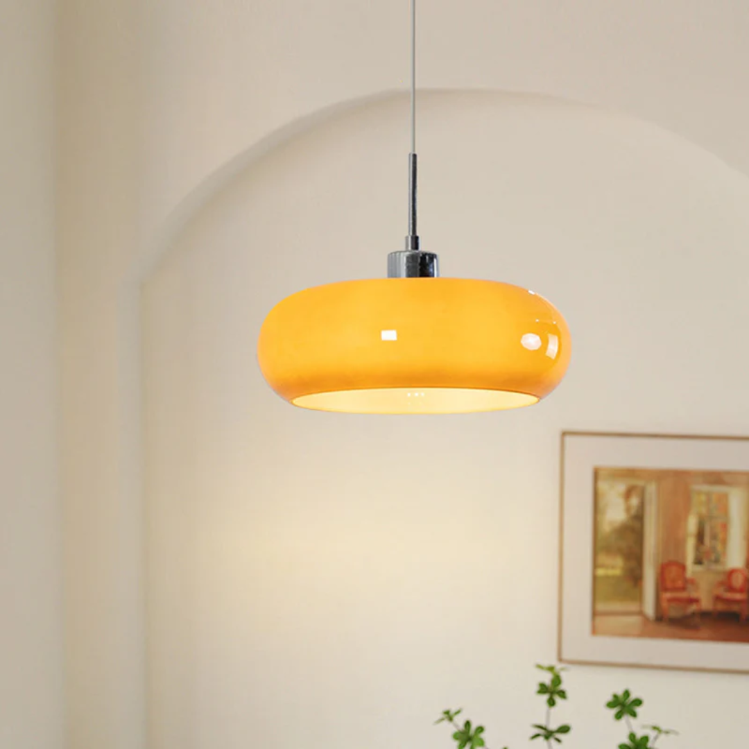 Moderne gelbe Pendelleuchte aus Glas, Wohnzimmerbeleuchtung, Inneneinrichtung, stilvoll.