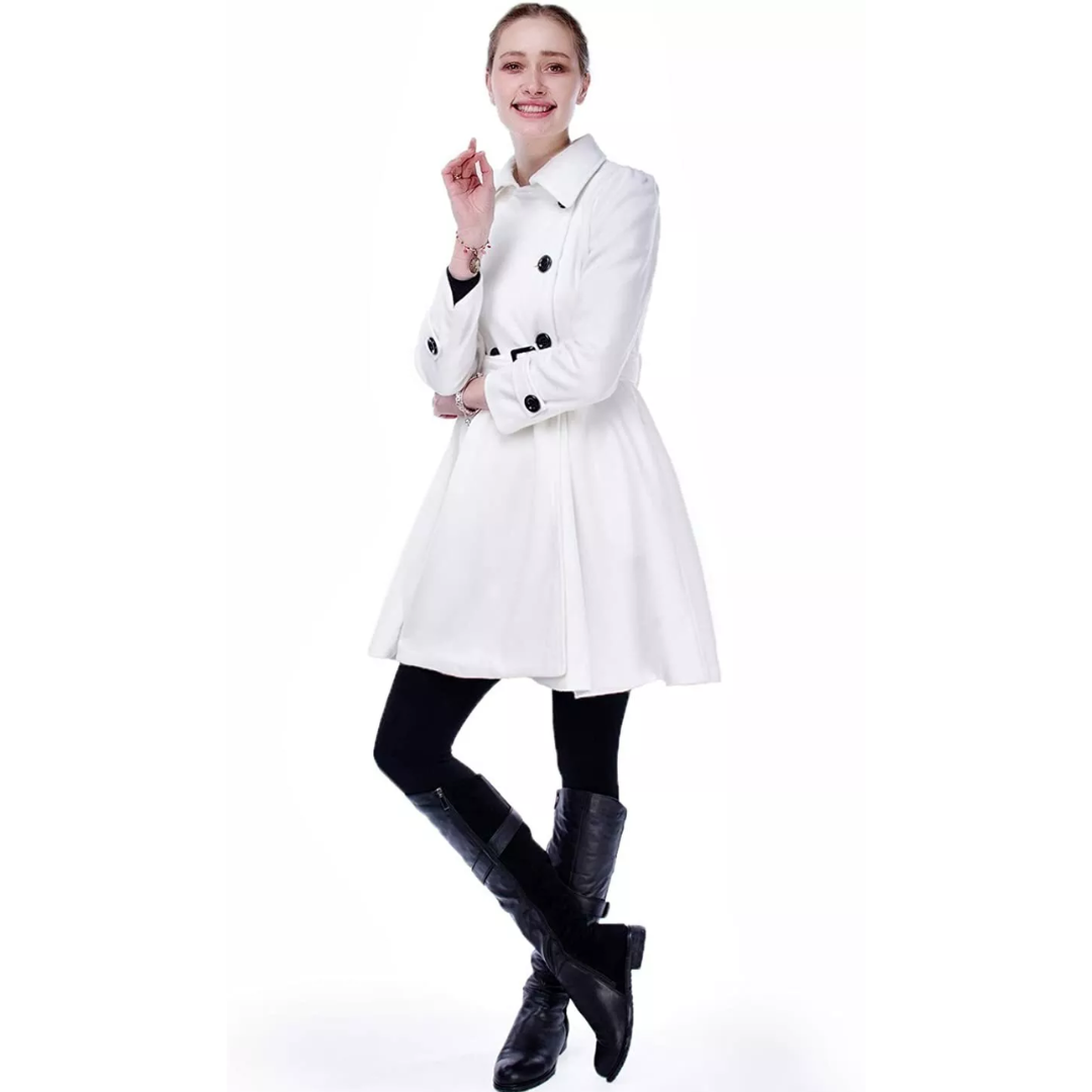 Frau in weißem Trenchcoat, schwarze Knöpfe, schwarze Stiefel, modisch, elegant, Herbstmode.