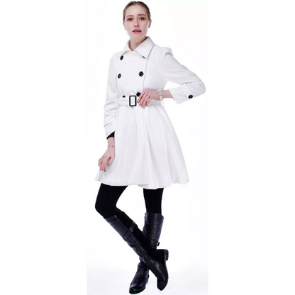 Frau in weißem Trenchcoat mit Gürtel, schwarze Stiefel, modisch, elegant, Herbstmode.