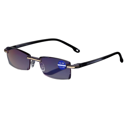 Randlose Lesebrille mit schwarzen Bügeln und goldfarbenen Scharnieren, freigestellt vor weißem Hintergrund in Schrägansicht, Gläser mit bläulicher Entspiegelung 1