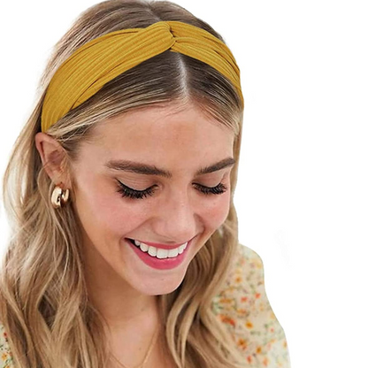 Frau mit gelbem Stirnband, modisches Accessoire, Haarband für Damen, eleganter Look.