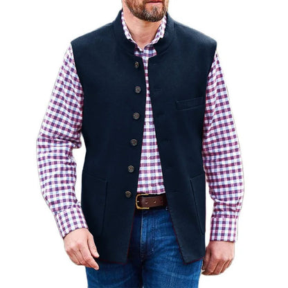 Männer Trachtenweste dunkelblau, Stehkragen, Knöpfe, kariertes Hemd, traditionell, elegant.