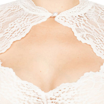 Weiße Spitzenbluse mit Perlenknopf, elegantes Design, Damenmode, festliche Kleidung.
