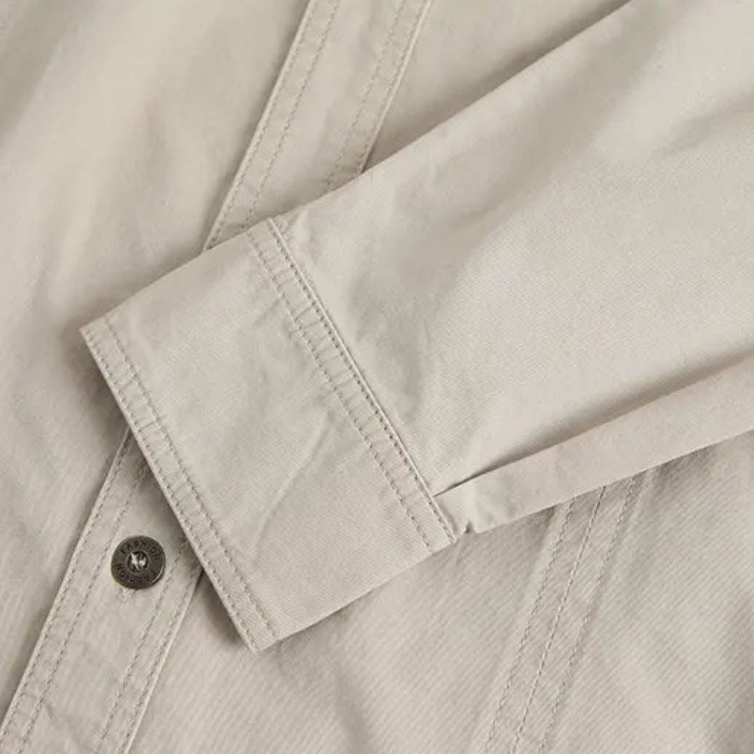 Beiges Hemd aus Baumwolle, Nahaufnahme Manschette und Knopf, elegantes Design, Herrenmode.