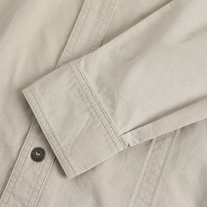Beiges Hemd aus Baumwolle, Nahaufnahme Manschette und Knopf, elegantes Design, Herrenmode.