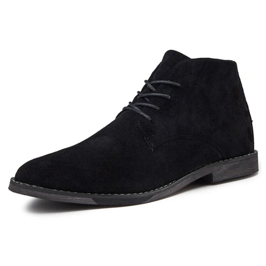 Schwarzer Wildleder-Herrenschuh, eleganter Schnürstiefel, modisch und bequem.
