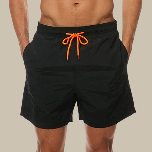 Schwarze Herren-Badeshorts mit orangefarbenem Kordelzug, sportlich, bequem, schnell trocknend.