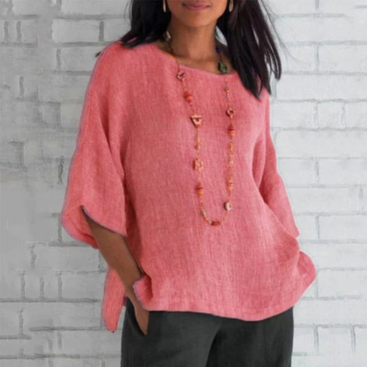 Frau in rosa Leinenbluse vor weißer Ziegelwand, modisch, lässig, Damenmode.