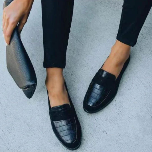 Schwarze Damen-Loafer aus Leder mit Krokodilprägung, elegante Schuhe, modisch, bequem.