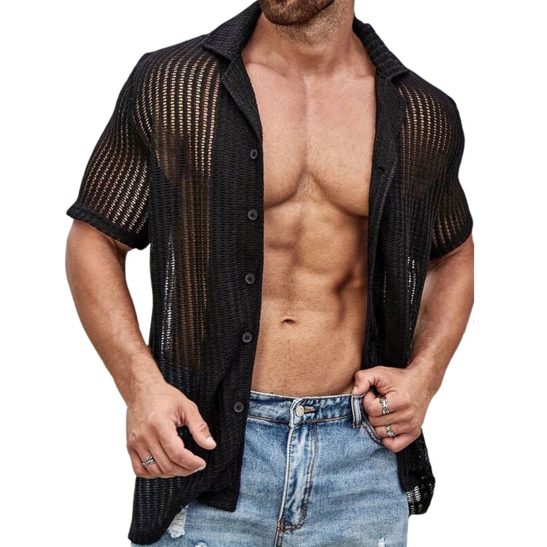 Mann in schwarzem Netzhemd, kurzärmelig, lässig, Sommermode, Jeans, Herrenbekleidung.
