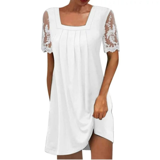 Frau in weißem Sommerkleid mit Spitzenärmeln, quadratischer Ausschnitt, elegant, modisch.