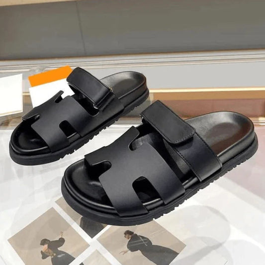 Schwarze Ledersandalen mit breiten Riemen, rutschfeste Sohle, modische Herrenschuhe.