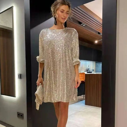 Frau in silbernem Paillettenkleid, elegantes Abendoutfit, modisch, glamourös, Partykleidung.