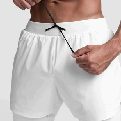 Mann in weißen Sportshorts zieht Kordel fest, Fitnessbekleidung, atmungsaktiv, Training.