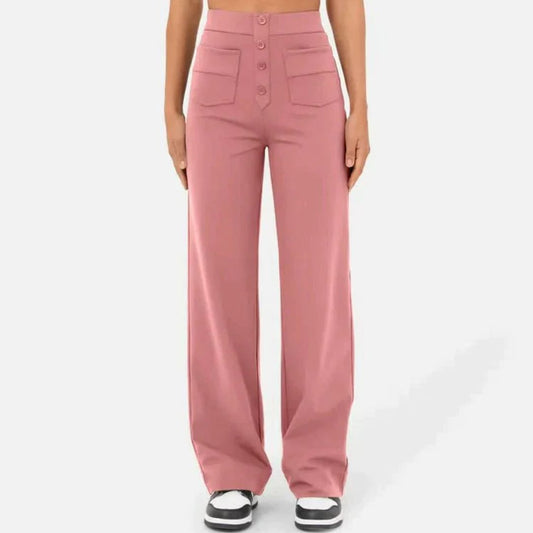 Frau in rosa High-Waist-Hose, weites Bein, Knopfleiste, modische Damenbekleidung.