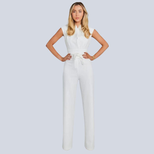 Frau in weißem Jumpsuit, ärmellos, elegantes Design, Mode für Damen, Sommeroutfit.