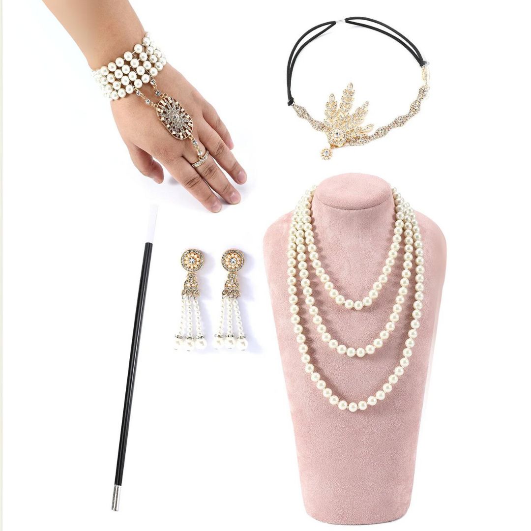 Perlen-Schmuckset mit Halskette, Armband, Ohrringen, Stirnband und Zigarettenspitze.