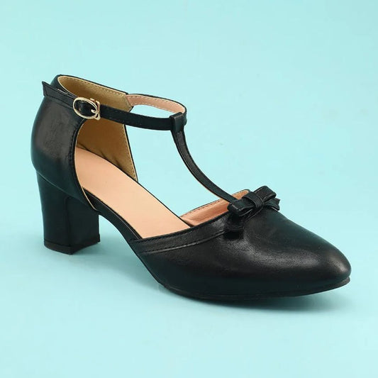 Schwarzer Damenpumps mit T-Riemen, Blockabsatz und Schleife, elegantes Design.