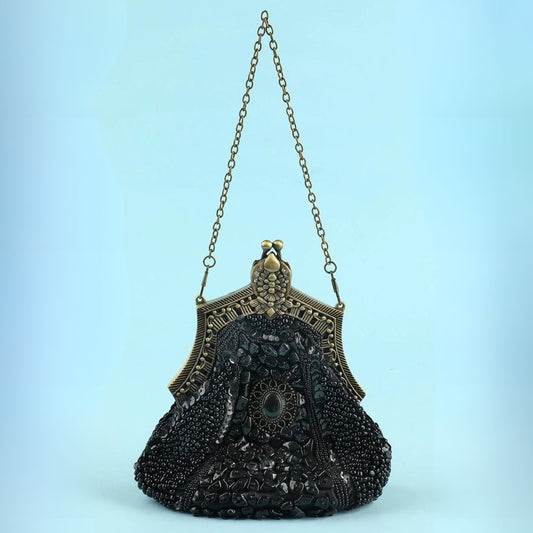 Antike schwarze Perlenhandtasche mit Messingkette, Vintage-Design, elegantes Accessoire.