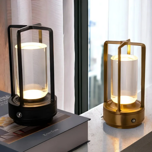 Moderne LED-Tischlampen, schwarz und gold, auf Fensterbank, elegantes Design, Innenbeleuchtung.