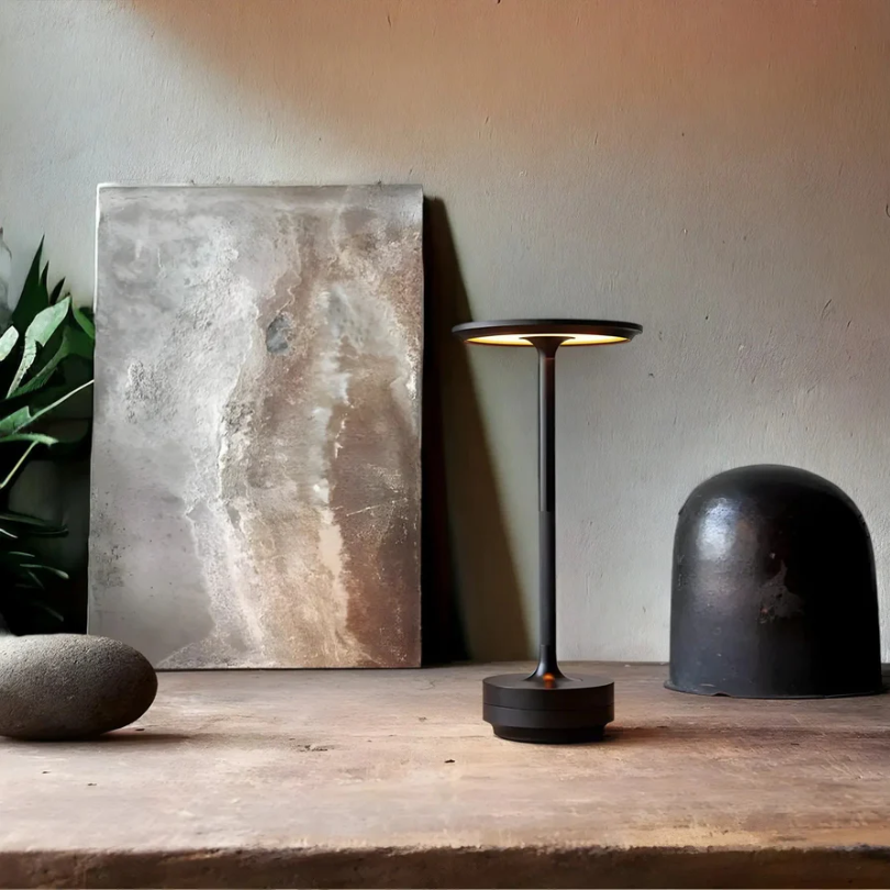 Moderne schwarze Tischlampe, minimalistisch, LED, für Wohnzimmer oder Büro, energiesparend.