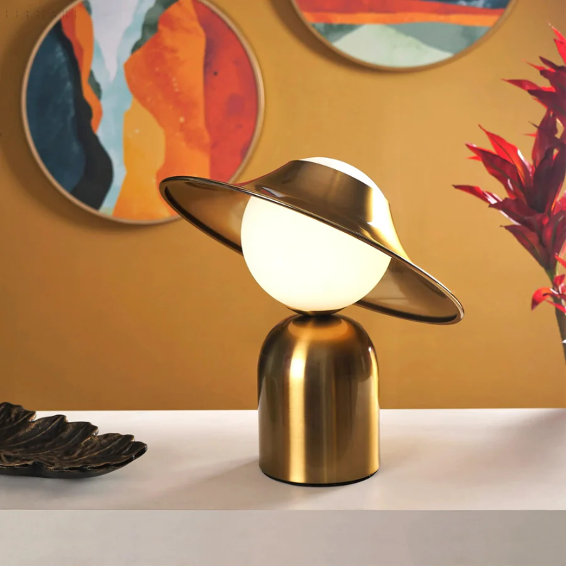 Goldene Tischlampe mit modernem Design, runder Schirm, warmes Licht, Dekoration Wohnzimmer.