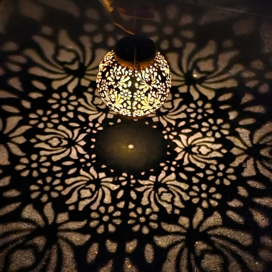 Orientalische Laterne mit floralem Muster, warmes Licht, dekorative Beleuchtung, Metall, schwarz.