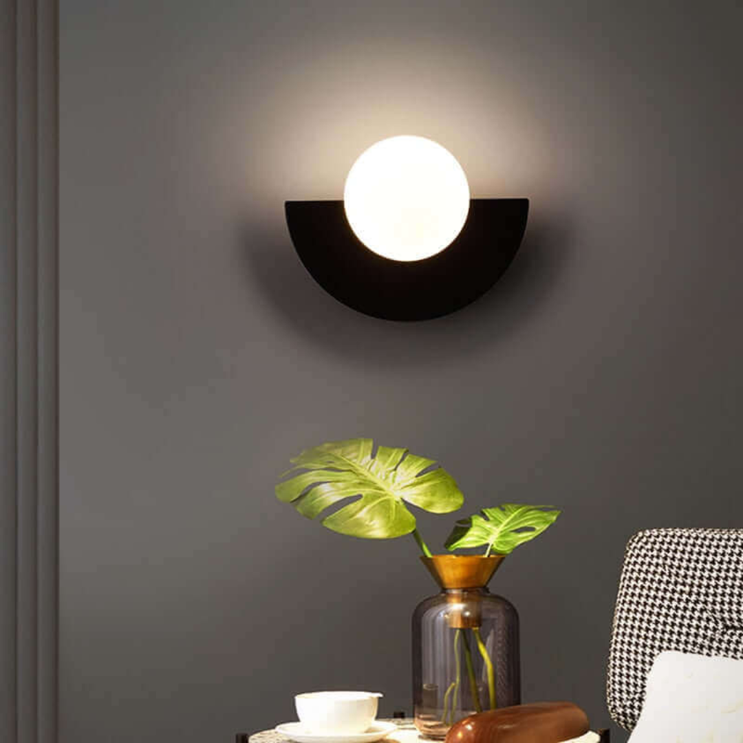 Moderne Wandleuchte schwarz-weiß, rund, Wohnzimmer, energiesparend, stilvolles Design.