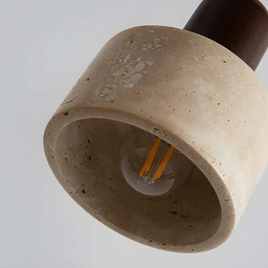 Hängelampe aus Beton mit sichtbarer Glühbirne, modernes Design, beige, minimalistisch.