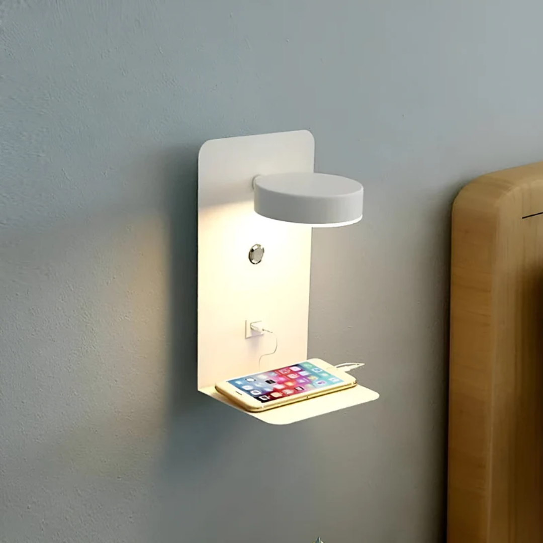 Moderne weiße Wandlampe mit USB-Ladeanschluss und Ablage, ideal für Schlafzimmer.