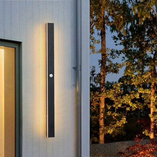 Schwarze LED-Wandleuchte außen, modern, vertikal, energiesparend, warmweißes Licht.