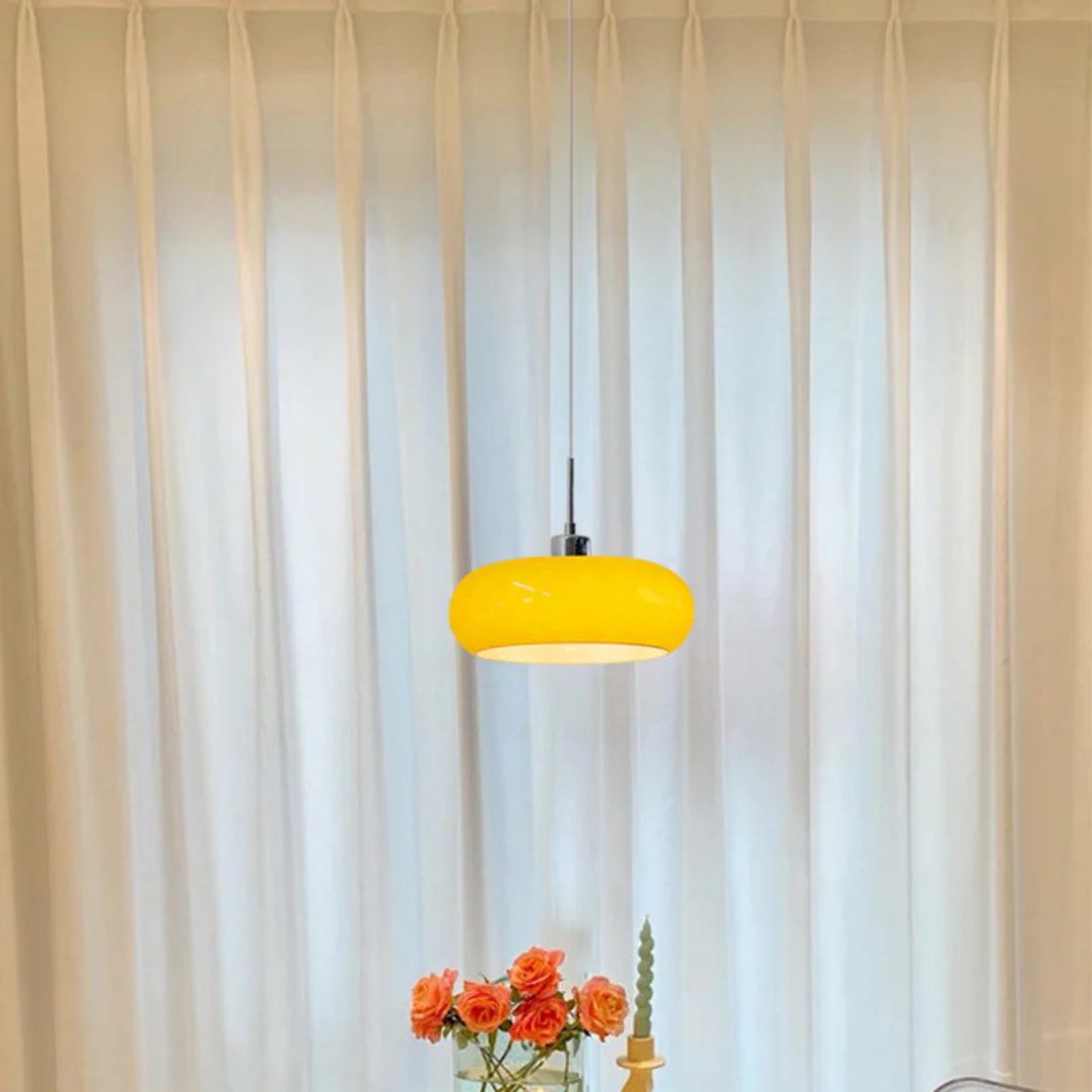 Gelbe Pendelleuchte vor weißen Vorhängen, moderne Innenbeleuchtung, Wohnzimmer-Dekor.