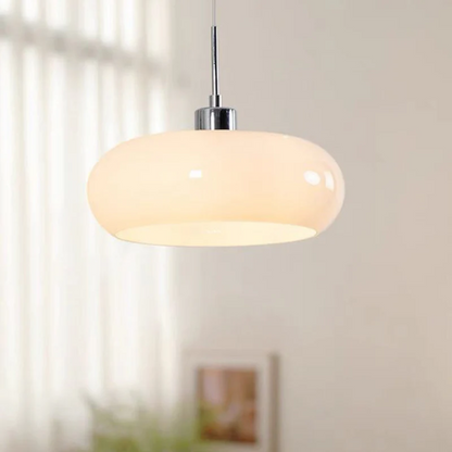 Moderne weiße Pendelleuchte aus Glas, Wohnzimmerbeleuchtung, elegantes Design, Inneneinrichtung.