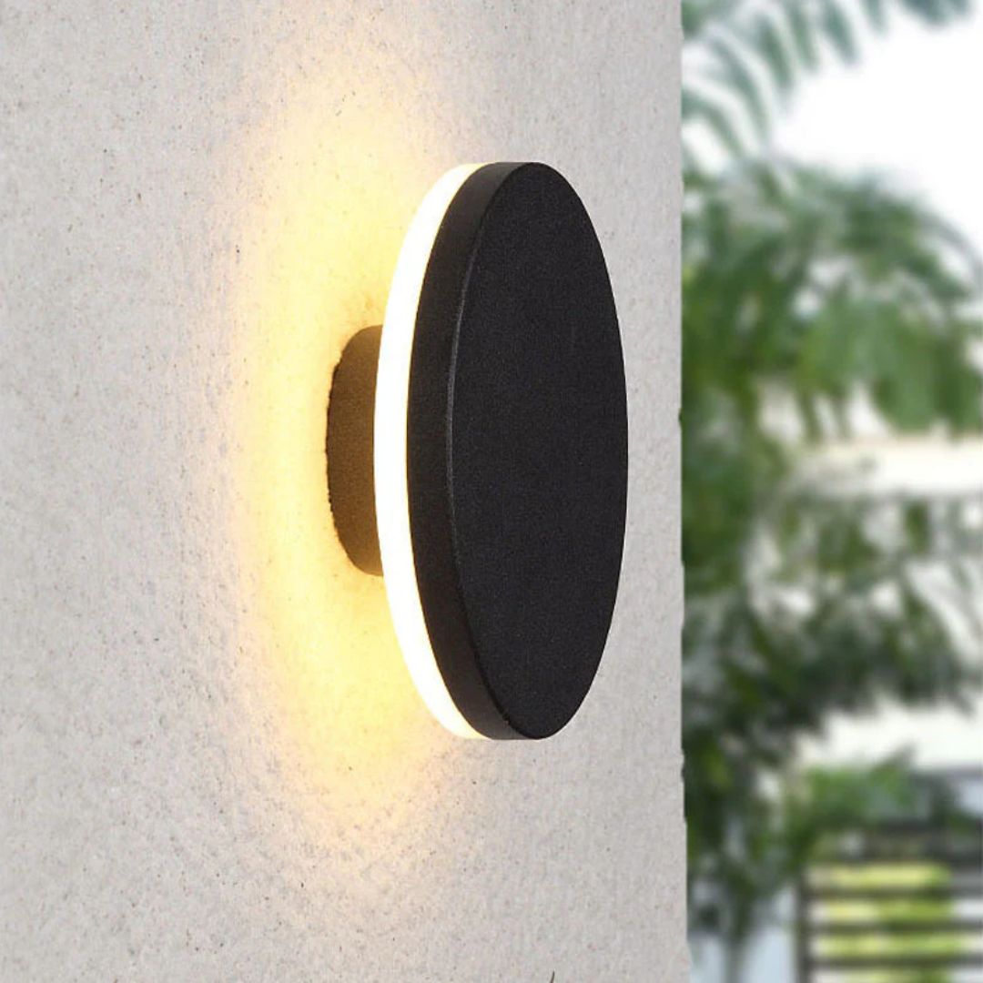 Schwarze LED-Wandleuchte, rund, modern, energiesparend, für Außenbereich, warmweißes Licht.