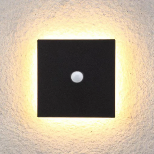 Schwarze LED-Wandleuchte quadratisch, warmweißes Licht, moderne Innenbeleuchtung.